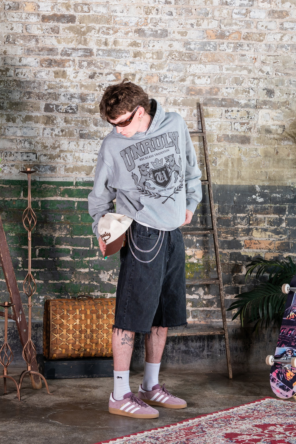 "VARSITY CREST" PULLOVER HOODIE (ASPHALT)