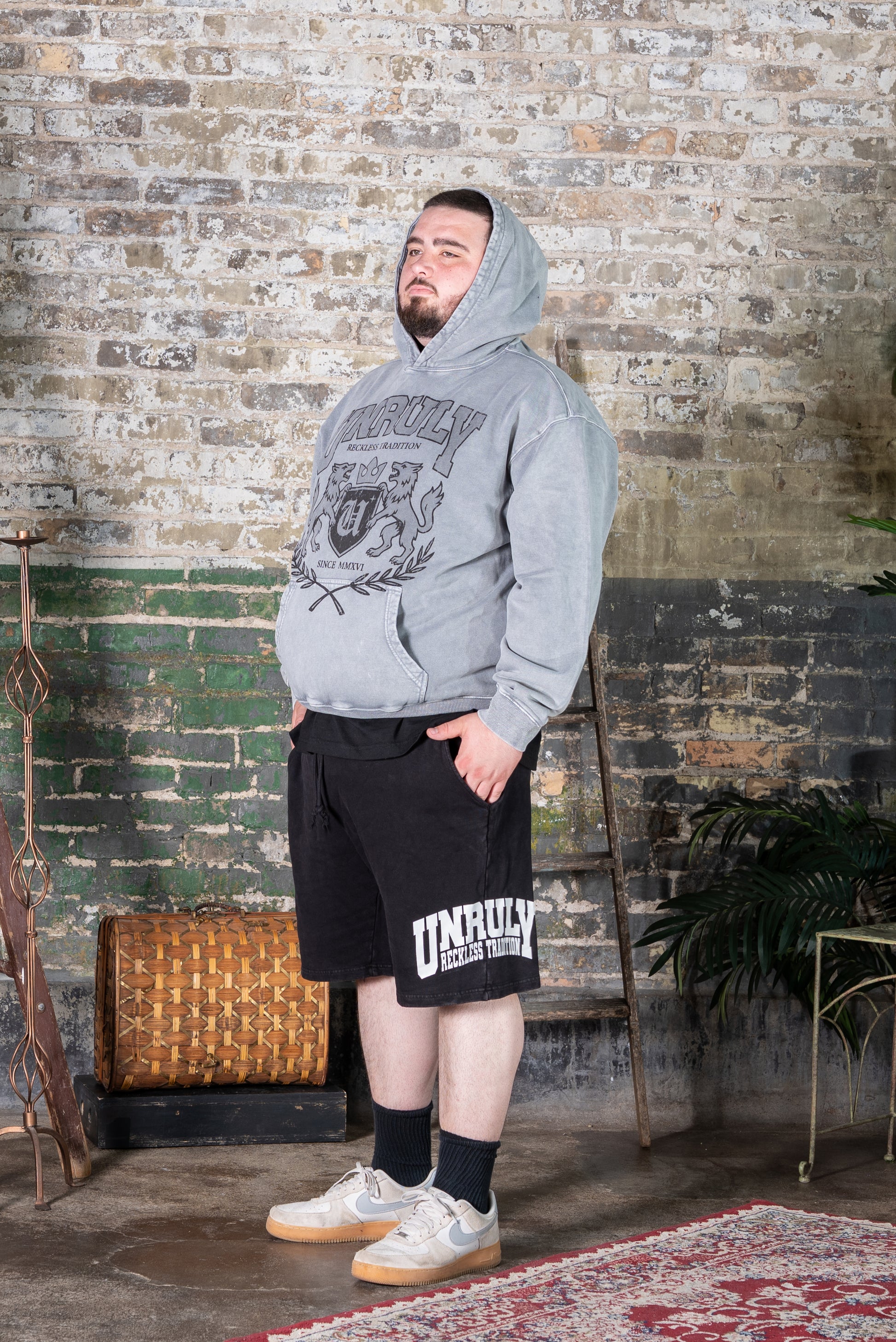 "VARSITY" SWEAT SHORTS (BLACK)