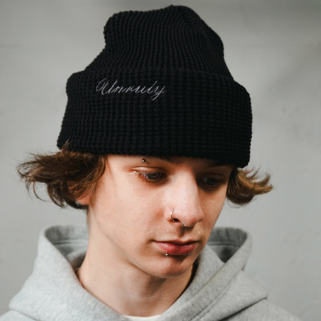 25' LOGO WAFFLE KNIT BEANIE (BLACK)